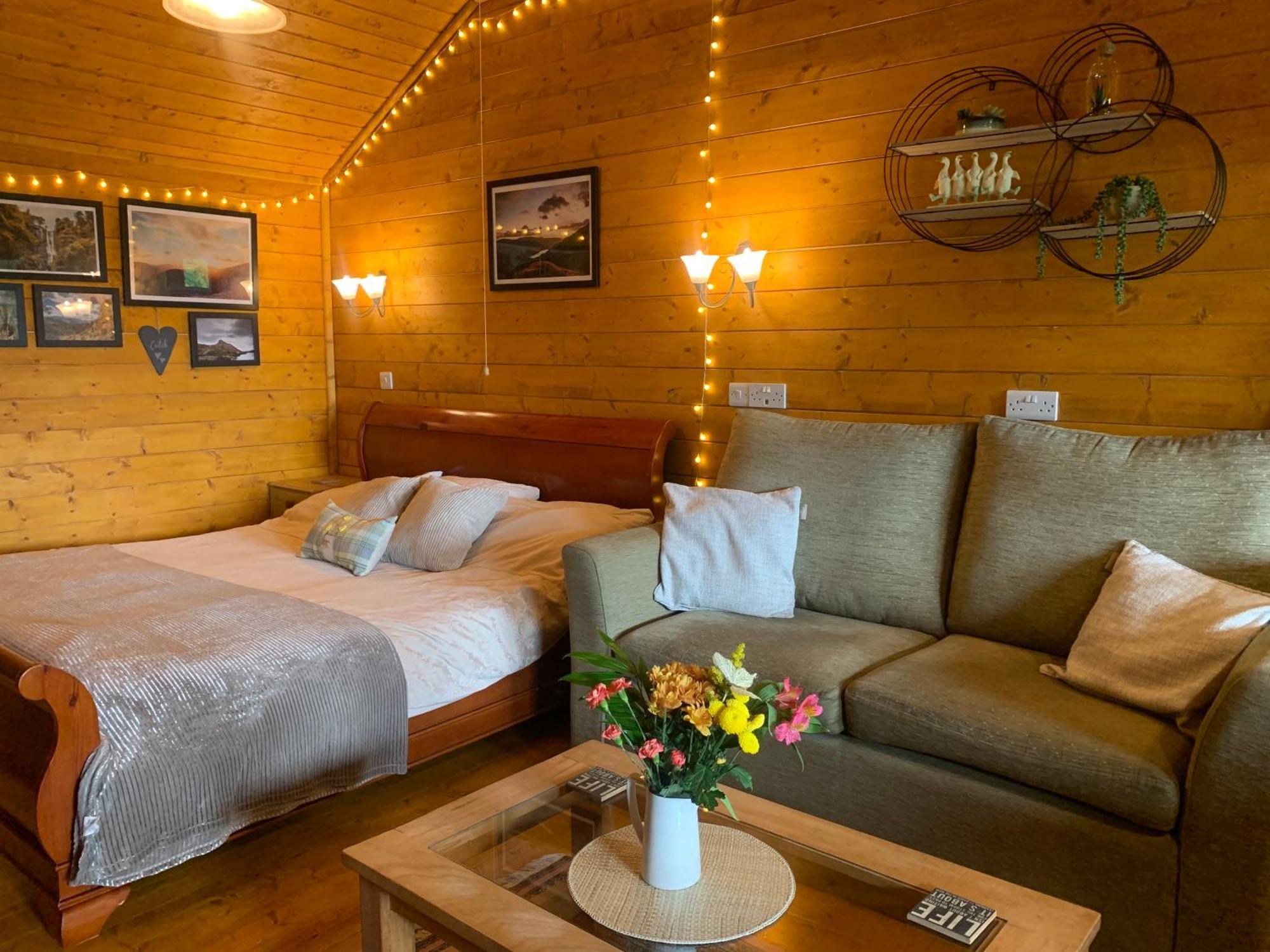 Bettws Cedewain Cherry Cabin - Little Log Cabin In Wales מראה חיצוני תמונה
