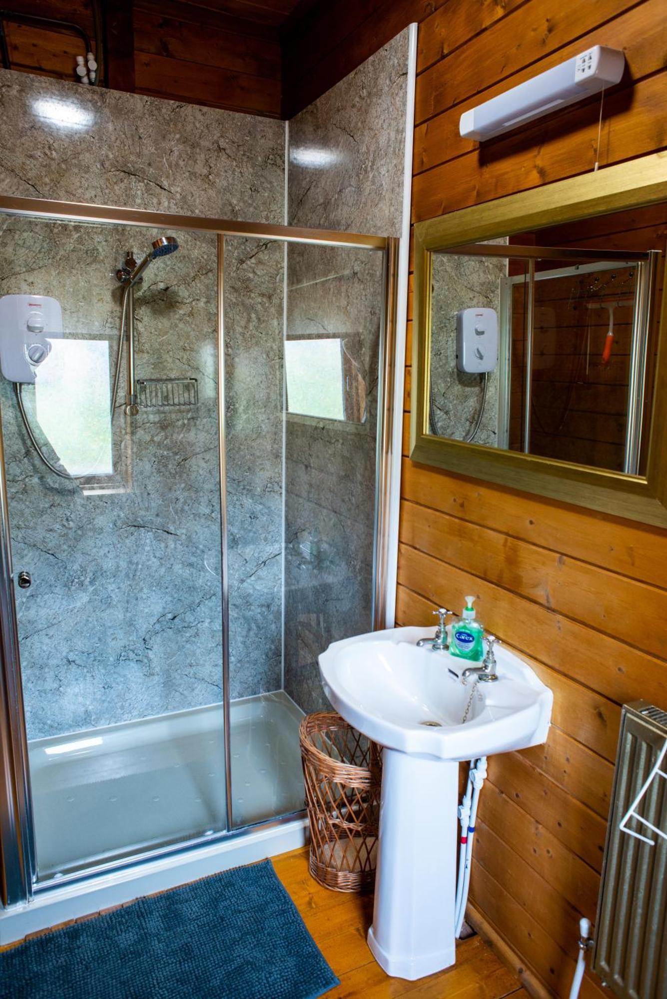 Bettws Cedewain Cherry Cabin - Little Log Cabin In Wales מראה חיצוני תמונה