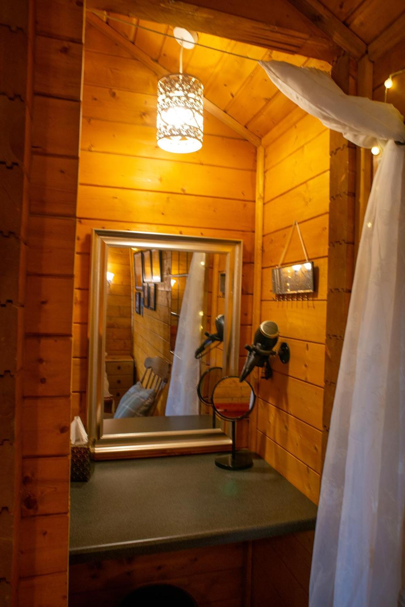 Bettws Cedewain Cherry Cabin - Little Log Cabin In Wales מראה חיצוני תמונה